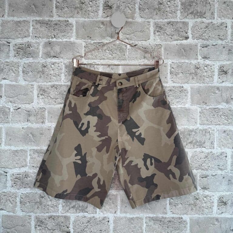 camo shorts model